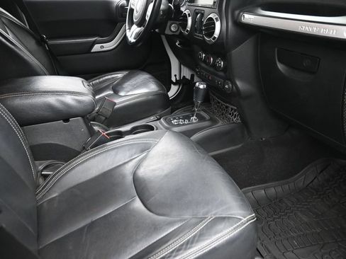 Used 2016 Jeep Wrangler Unlimited Rubicon AWD/4WD image 9