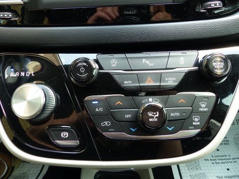 Used 2019 Chrysler Pacifica Touring-L FWD image 52