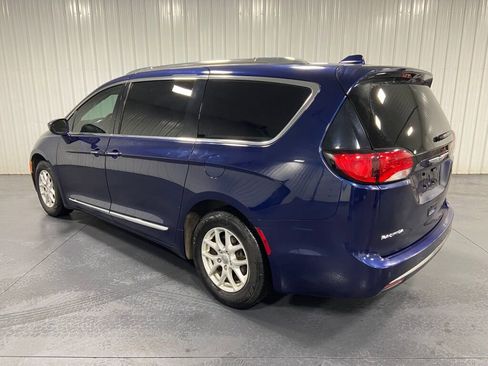 Used 2020 Chrysler Pacifica Touring-L image 3