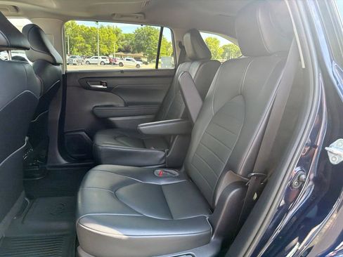 Used 2021 Toyota Highlander XLE AWD/4WD image 14