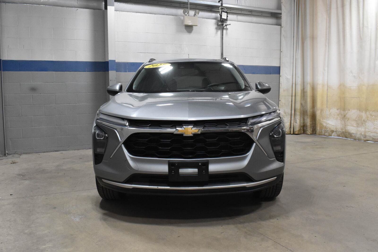 Used 2025 Chevrolet Trax LT FWD image 27