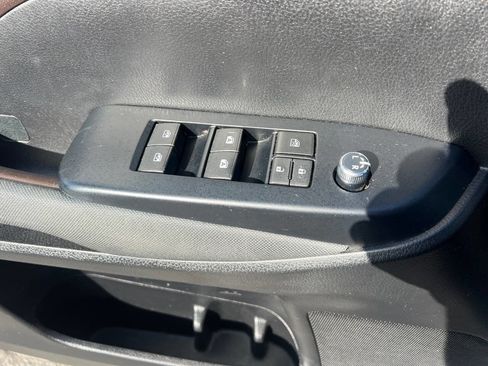 Used 2019 Toyota Highlander LE w/ Carpet Mat Package (TMS) FWD image 16