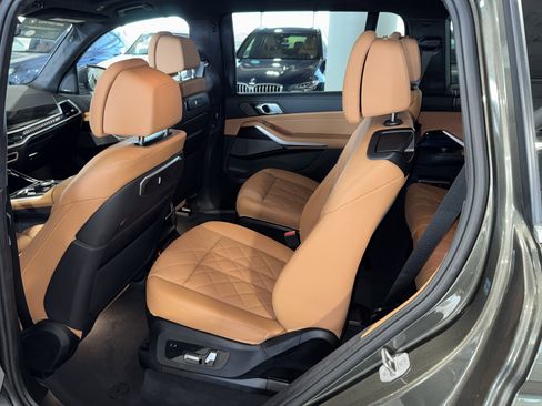 Used 2024 BMW X7 xDrive40i w/ Premium Package AWD/4WD image 16