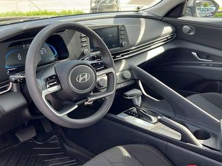 Certified 2025 Hyundai Elantra SE video 2