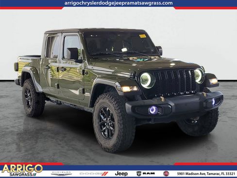 Used 2022 Jeep Gladiator Sport AWD/4WD image 1