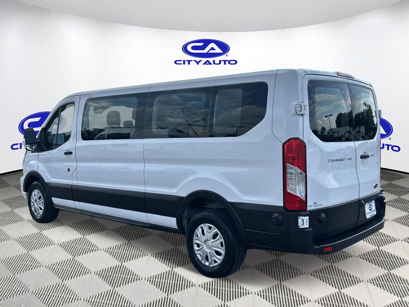 Used 2024 Ford Transit 350 XLT RWD image 7