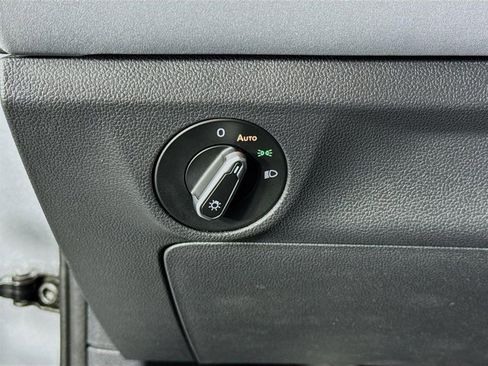 Used 2025 Volkswagen Jetta SE image 11