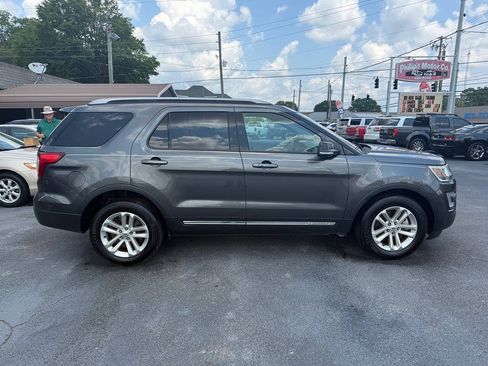 Used 2017 Ford Explorer XLT w/ Equipment Group 202A FWD image 3