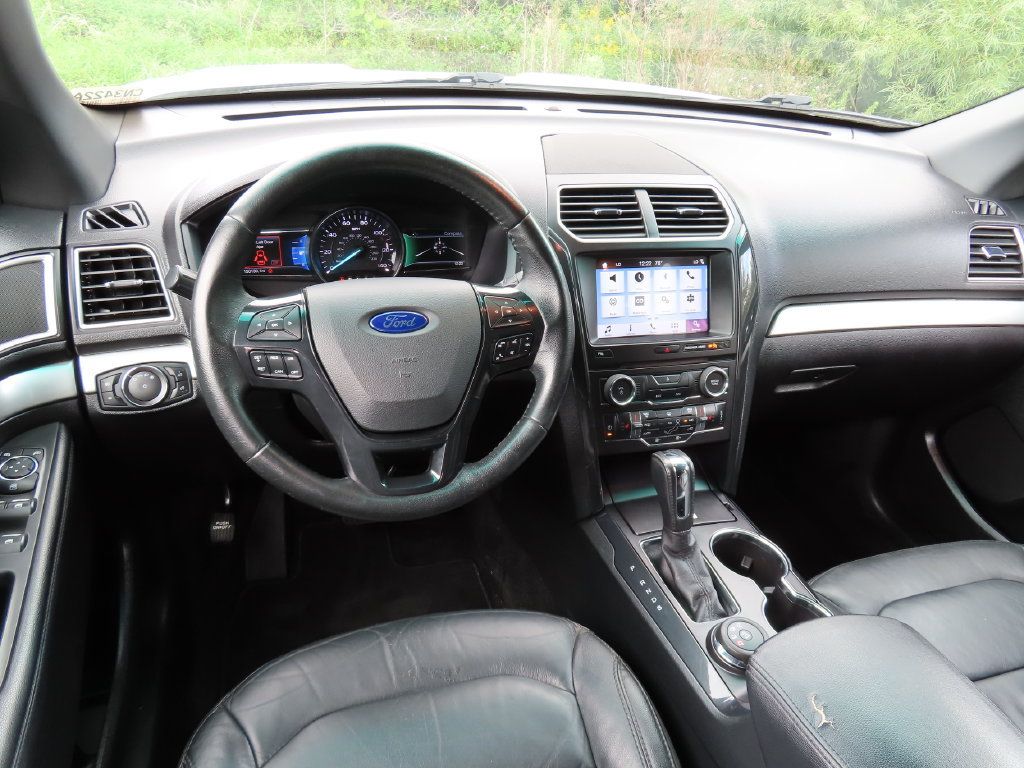 Used 2017 Ford Explorer XLT w/ Equipment Group 202A AWD/4WD image 4