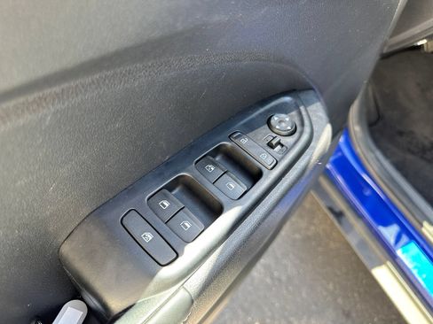 Used 2022 Hyundai Venue Limited FWD image 18