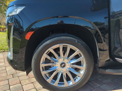 Used 2023 Cadillac Escalade ESV Premium Luxury image 37