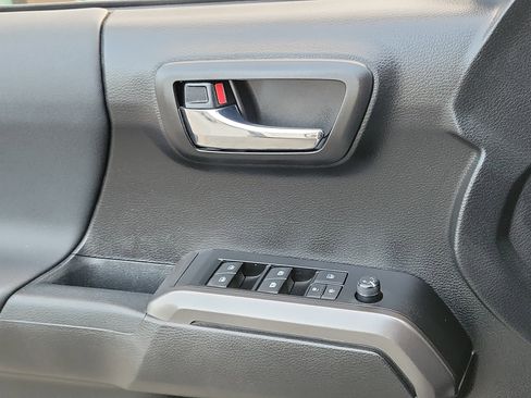 Used 2021 Toyota Tacoma TRD Off-Road w/ Technology Package AWD/4WD image 18