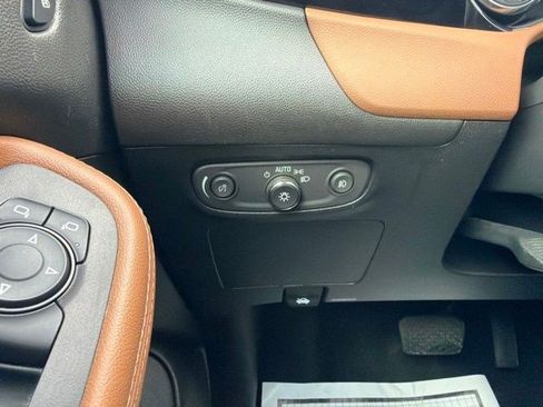 Used 2021 Buick Encore GX Essence w/ Experience Buick Package FWD image 29