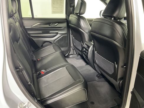 Used 2023 Jeep Grand Cherokee Altitude AWD/4WD image 23