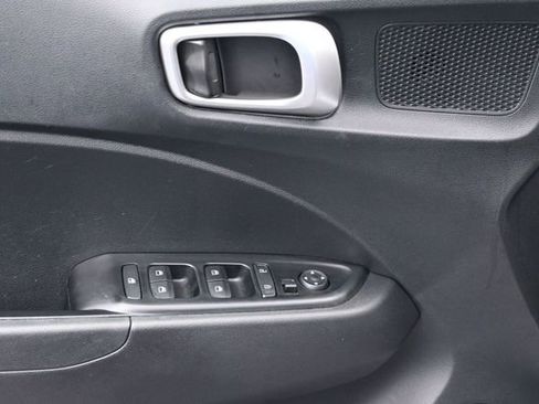 Used 2025 Hyundai Venue SEL FWD image 18