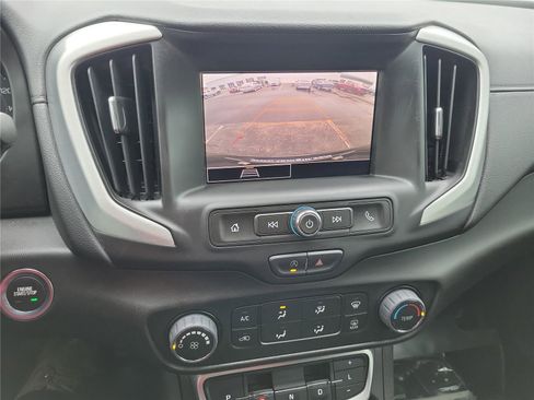 Used 2024 GMC Terrain SLE image 27