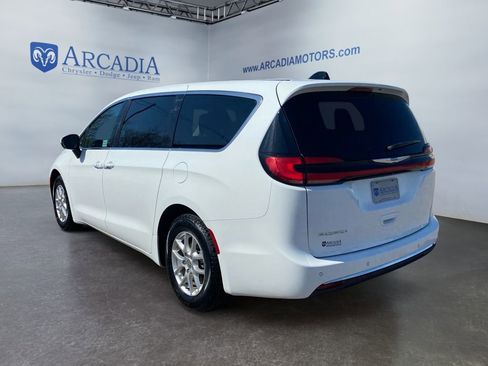 Used 2023 Chrysler Pacifica Touring-L image 3