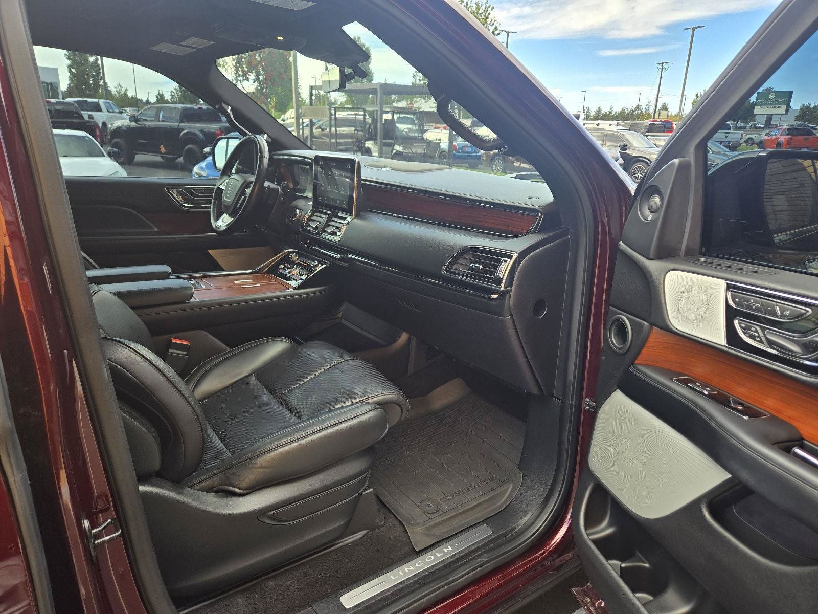 Used 2018 Lincoln Navigator Reserve w/ Technology Package AWD/4WD image 11