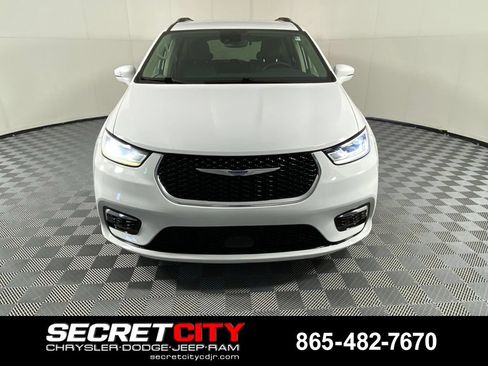 Used 2021 Chrysler Pacifica Touring-L FWD image 2