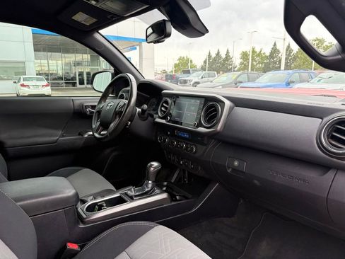 Used 2021 Toyota Tacoma TRD Sport w/ Technology Package AWD/4WD image 9