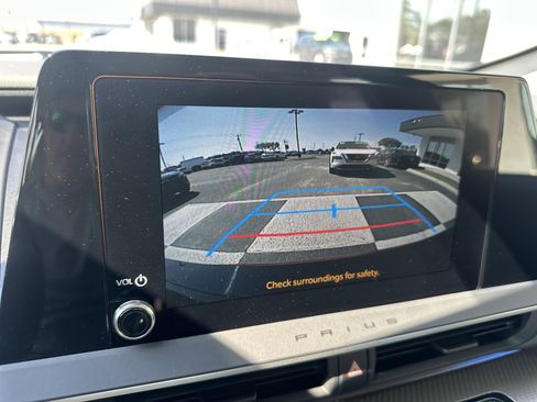 Used 2025 Toyota Prius XLE image 18