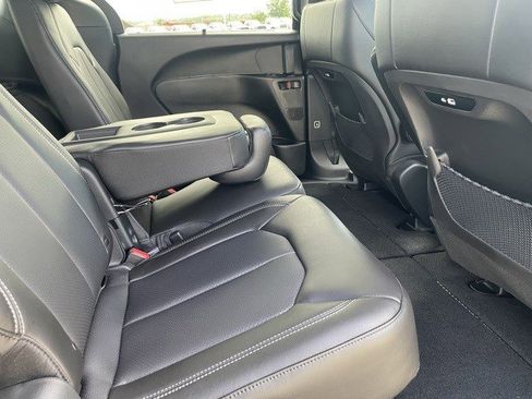 New 2026 Chrysler Pacifica Select image 13