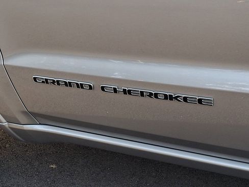 Used 2017 Jeep Grand Cherokee Overland image 32