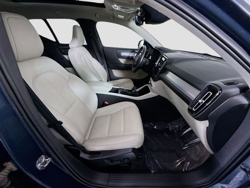 Used 2021 Volvo XC40 T5 Momentum w/ Premium Package image 29