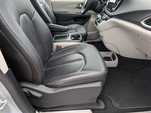 Used 2024 Chrysler Pacifica Touring-L FWD image 20