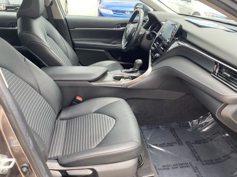 Used 2021 Toyota Camry SE w/ Convenience Package FWD image 32