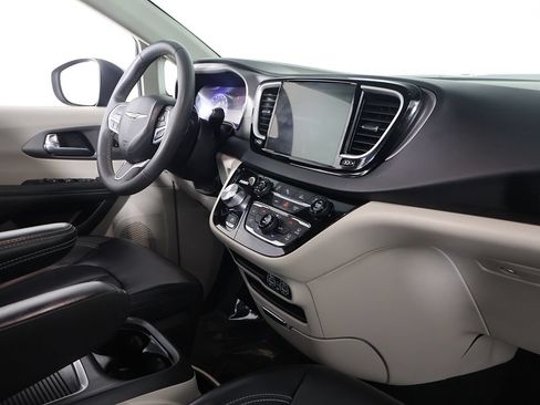 Used 2023 Chrysler Pacifica Touring-L FWD image 26