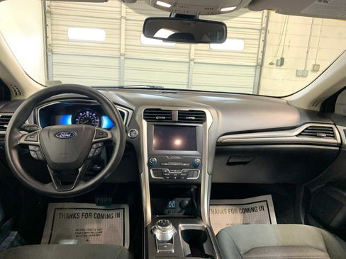 Used 2019 Ford Fusion SE image 4