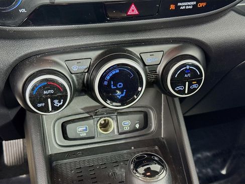 Used 2024 Hyundai Venue Limited image 18