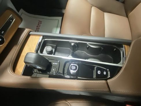 Certified 2024 Volvo XC90 T8 Plus w/ Protection Package Premier image 27