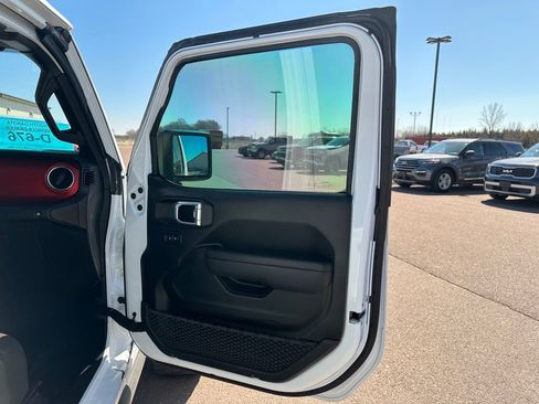 Used 2022 Jeep Wrangler Unlimited Rubicon w/ Cold Weather Group image 29