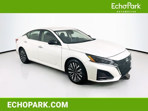 Used 2025 Nissan Altima 2.5 SV FWD image 1