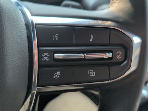 Used 2025 GMC Yukon XL Denali AWD/4WD image 17