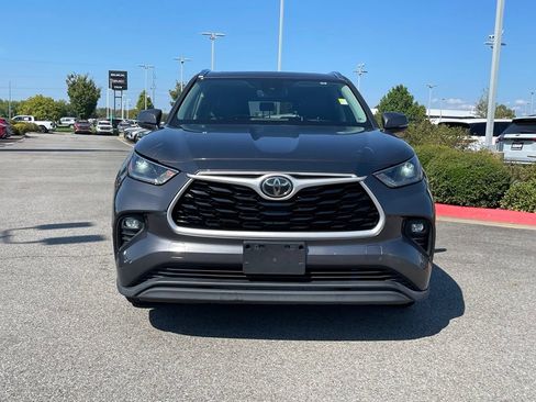 Used 2021 Toyota Highlander XLE FWD image 2