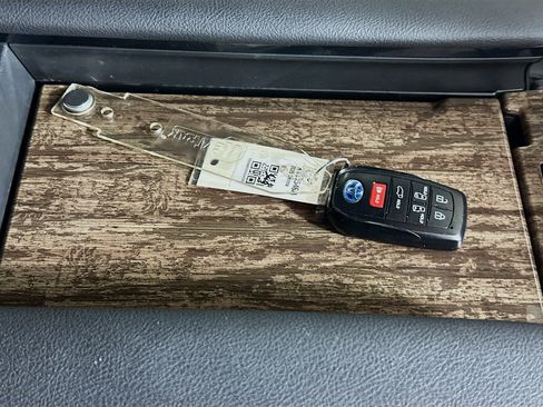 Used 2025 Toyota Sienna Limited FWD image 33