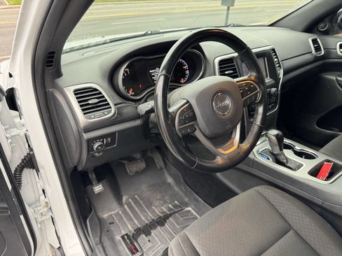 Used 2020 Jeep Grand Cherokee Laredo image 14