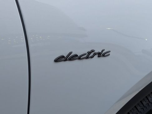 Used 2025 Porsche Macan 4 Electric image 34