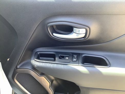 Used 2023 Jeep Renegade Latitude image 36