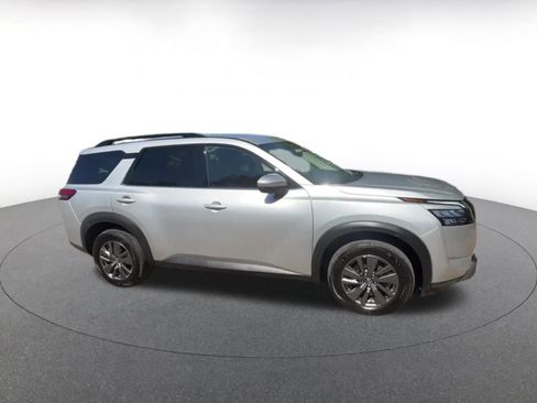 Used 2025 Nissan Pathfinder SV image 3