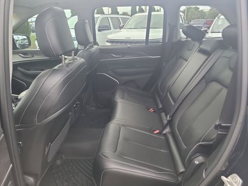 Used 2023 Jeep Grand Cherokee Limited w/ Luxury Tech Group II AWD/4WD image 16
