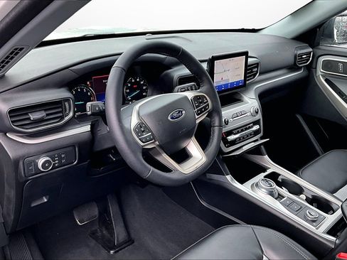 Used 2022 Ford Explorer XLT w/ Equipment Group 202A image 21