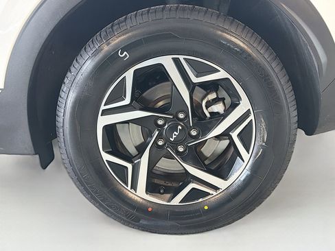 Used 2024 Kia Sportage LX image 11