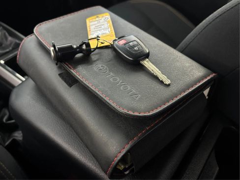 Used 2018 Toyota Tacoma SR5 AWD/4WD image 39