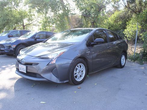Used 2017 Toyota Prius Two w/ Prius Two Safety Plus Package FWD image 3