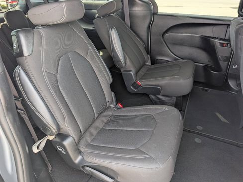 Used 2024 Chrysler Pacifica Touring image 5
