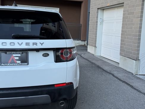 Used 2017 Land Rover Discovery Sport SE image 6